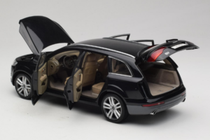 Audi Q7 Fekete Kyosho 1:18 09221BK Fém – 5. kép a 8-ből