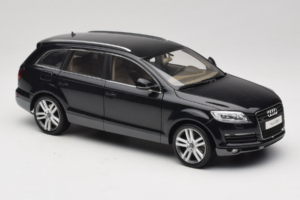 Audi Q7 Fekete Kyosho 1:18 09221BK Fém – 6. kép a 8-ből