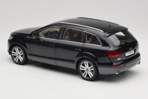 Audi Q7 Fekete Kyosho 1:18 09221BK Fém – 7. kép a 8-ből