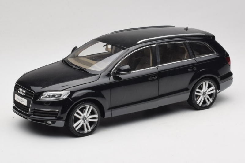 Audi Q7 Fekete Kyosho 1:18 09221BK Fém