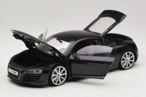 Audi R8 Fekete Kyosho 1:18 09213BK Fém – 2. kép a 8-ből