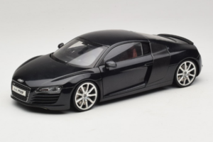 Audi R8 Fekete Kyosho 1:18 09213BK Fém