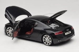 Audi R8 Fekete Kyosho 1:18 09213BK Fém – 5. kép a 8-ből