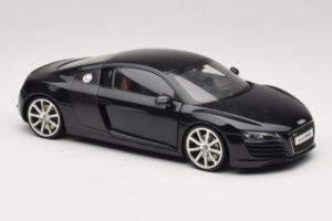 Audi R8 Fekete Kyosho 1:18 09213BK Fém – 6. kép a 8-ből