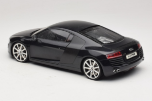 Audi R8 Fekete Kyosho 1:18 09213BK Fém – 7. kép a 8-ből