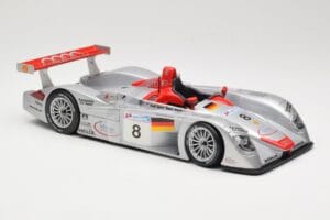 Audi R8 LMP900 #8 Audi Sport Team Joest F. Biela / E. Pirro / T. Kristensen 24 Hours of Le Mans 2000 Maisto 1:18 38899 Fém – 4. kép a 6-ből