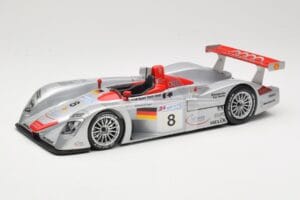 Audi R8 LMP900 #8 Audi Sport Team Joest F. Biela / E. Pirro / T. Kristensen 24 Hours of Le Mans 2000 Maisto 1:18 38899 Fém