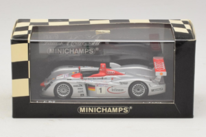 Audi R8 LMP #1 F. Biela / E. Pirro / T. Kristensen 24 Hours of Le Mans Winner 2001 Minichamps 1:43 400011201 Fém – 4. kép a 4-ből