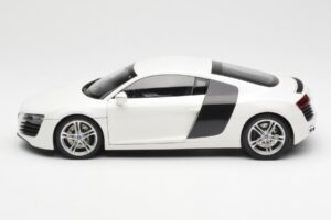 Audi R8 Type 42 Fehér Kyosho 1:18 09213W Fém – 4. kép a 8-ből