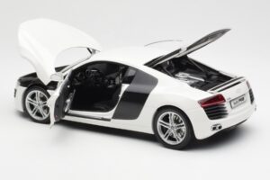 Audi R8 Type 42 Fehér Kyosho 1:18 09213W Fém – 5. kép a 8-ből