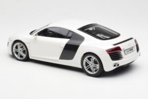 Audi R8 Type 42 Fehér Kyosho 1:18 09213W Fém – 7. kép a 8-ből