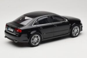 Audi RS4 B7 Sedan Phantom Black Minichamps 1:18 5010509115 Fém – 3. kép a 8-ből