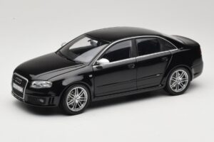 Audi RS4 B7 Sedan Phantom Black Minichamps 1:18 5010509115 Fém