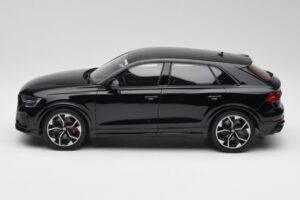 Audi RSQ8 Night Fekete GT Spirit 1:18 GT305 Gyanta – 3. kép a 6-ből