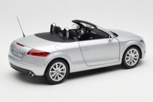 Audi TT 8J Roadster Világos Ezüst Minichamps 1:18 5010500515 Fém – 3. kép a 8-ből
