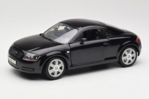 Audi TT 8N Fekete Revell 1:18 08953 Fém