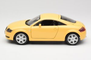 Audi TT 8N Sárga Revell 1:18 08954-M1 Fém – 4. kép a 8-ből