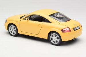 Audi TT 8N Sárga Revell 1:18 08954-M1 Fém – 7. kép a 8-ből