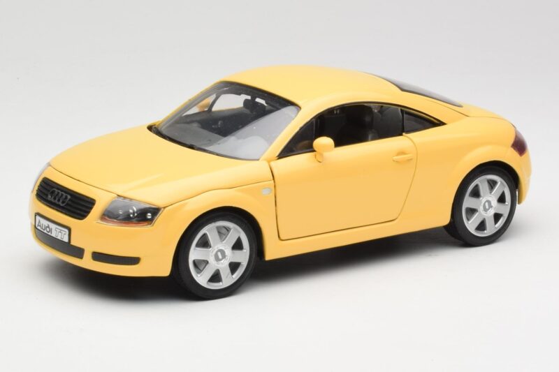 Audi TT 8N Sárga Revell 1:18 08954-M1 Fém