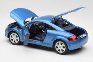 Audi TT 8N Kék Revell 1:18 8954 Fém – 5. kép a 8-ből
