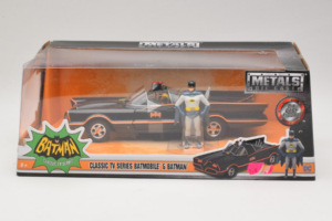 Batmobile Batman Figurával Metals Diecast 1:24 98259 Fém