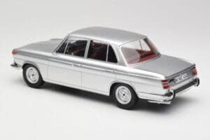 BMW 1800 Ti Ezüst Minichamps 1:18 107024000 Gyanta – 5. kép a 6-ből