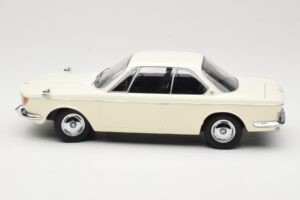 BMW 2000 CS Coupe Krémszínű KK-Scale 1:18 KKDC180121 Fém – 3. kép a 6-ből
