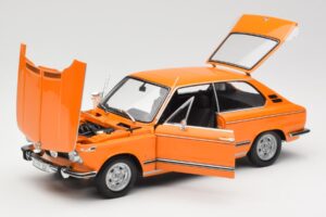BMW 2000 Tii Touring Narancssárga Minichamps 1:18 80430145824 Fém – 2. kép a 8-ből