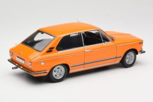 BMW 2000 Tii Touring Narancssárga Minichamps 1:18 80430145824 Fém – 3. kép a 8-ből