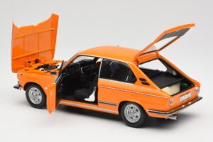 BMW 2000 Tii Touring Narancssárga Minichamps 1:18 80430145824 Fém – 5. kép a 8-ből