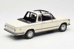 BMW 2002 Baur Kabrió E10 Chamonix Fehér AUTOart 1:18 70532 Fém – 3. kép a 8-ből