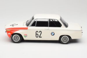 BMW 2002 tiK BMW AG #1 H. Hahne / D. Quester Class Winner Guards International 6 Hours Brands Hatch 1969 Minichamps 1:18 1556 – 3. kép a 6-ből