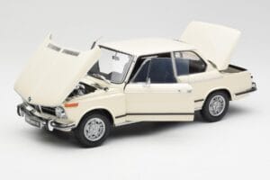 BMW 2002 Fehér Kyosho 1:18 08541W Fém – 2. kép a 8-ből