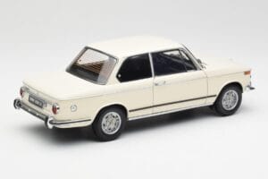 BMW 2002 Fehér Kyosho 1:18 08541W Fém – 3. kép a 8-ből