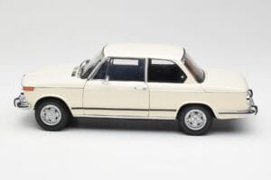 BMW 2002 Fehér Kyosho 1:18 08541W Fém – 4. kép a 8-ből