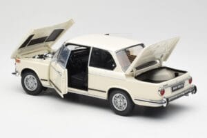 BMW 2002 Fehér Kyosho 1:18 08541W Fém – 5. kép a 8-ből
