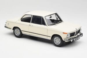 BMW 2002 Fehér Kyosho 1:18 08541W Fém – 6. kép a 8-ből