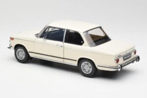 BMW 2002 Fehér Kyosho 1:18 08541W Fém – 7. kép a 8-ből