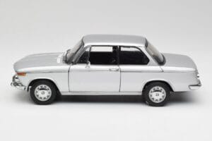 BMW 2002tii Ezüst AUTOart 1:18 80430151479 Fém – 4. kép a 8-ből