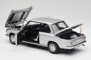 BMW 2002tii Ezüst AUTOart 1:18 80430151479 Fém – 5. kép a 8-ből