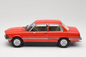 BMW 316 E21 Piros Minichamps 1:18 107024100 Gyanta – 3. kép a 6-ből
