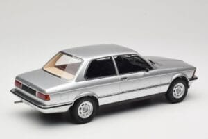 BMW 320 E21 Ezüst Minichamps 1:18 107024200 Gyanta – 2. kép a 6-ből