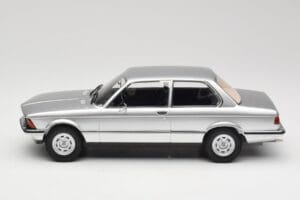 BMW 320 E21 Ezüst Minichamps 1:18 107024200 Gyanta – 3. kép a 6-ből