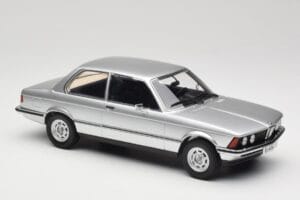 BMW 320 E21 Ezüst Minichamps 1:18 107024200 Gyanta – 4. kép a 6-ből