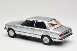 BMW 320 E21 Ezüst Minichamps 1:18 107024200 Gyanta – 5. kép a 6-ből