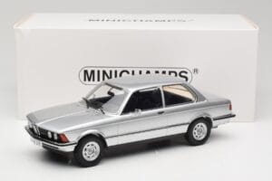 BMW 320 E21 Ezüst Minichamps 1:18 107024200 Gyanta – 6. kép a 6-ből