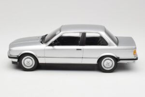 BMW 323i E21 Ezüst Minichamps 1:18 155026001 Fém – 3. kép a 6-ből