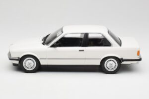 BMW 323i E21 Fehér Minichamps 1:18 155026005 Fém – 3. kép a 6-ből