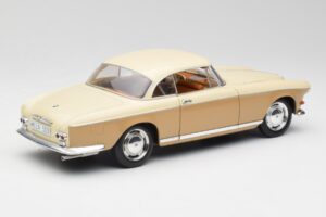 BMW 503 Bézs Revell 1:18 8832 Fém – 3. kép a 8-ből