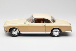 BMW 503 Bézs Revell 1:18 8832 Fém – 4. kép a 8-ből